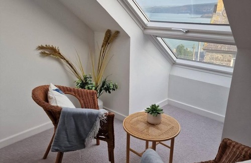 New Quay Maison | Stunning New Quay House, Dog-Friendly, Sleeps 10, with Convenient Parking for Perfect Getaways