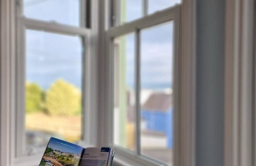 New Quay Maison | Stunning New Quay House, Dog-Friendly, Sleeps 10, with Convenient Parking for Perfect Getaways
