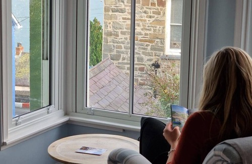 New Quay Maison | Stunning New Quay House, Dog-Friendly, Sleeps 10, with Convenient Parking for Perfect Getaways