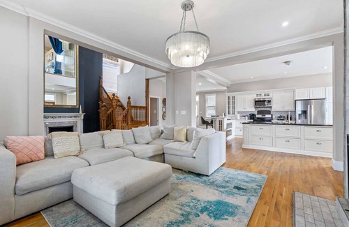 Pittsburgh Maison | Stunning & Newest 100+ year old Historic Victorian