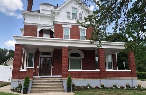 Pittsburgh Maison | Stunning & Newest 100+ year old Historic Victorian