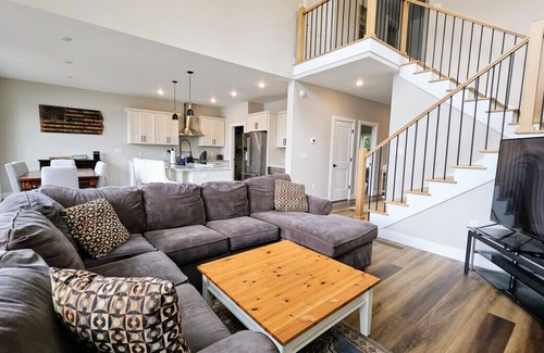 Penn Lake Park Maison | Stunning Newly Built Lakefront Home!
