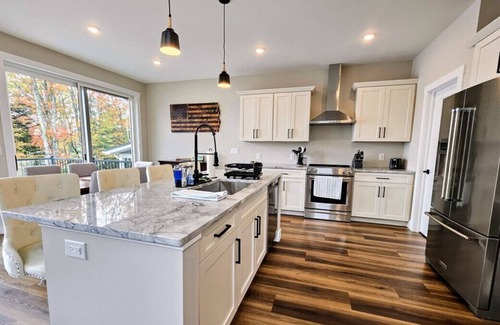Penn Lake Park Maison | Stunning Newly Built Lakefront Home!