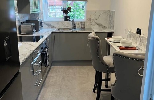 Custom House Appartement | Stunning Newly Decorated Flat with Own Entrance and Garden