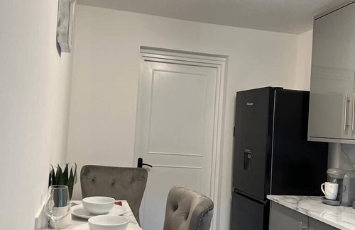 Custom House Appartement | Stunning Newly Decorated Flat with Own Entrance and Garden