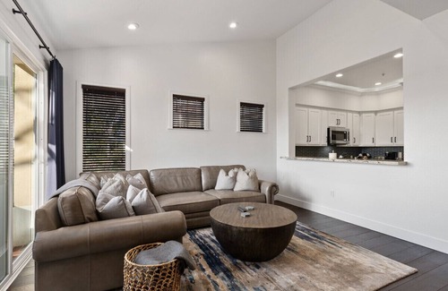 Newport Coast Maison | Stunning Newport Coast elegance & style. Luxe living near 5 star shops & dining.