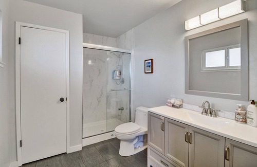 Sharp Park Maison | Stunning Ocean Mountain View Near SF+Beach Suite