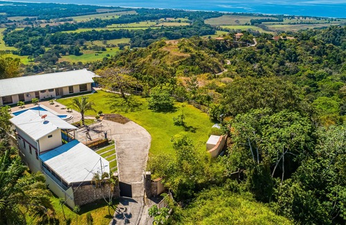 Jaco Maison | Stunning ocean view home with terrace, pool & full kitchen/WiFi !