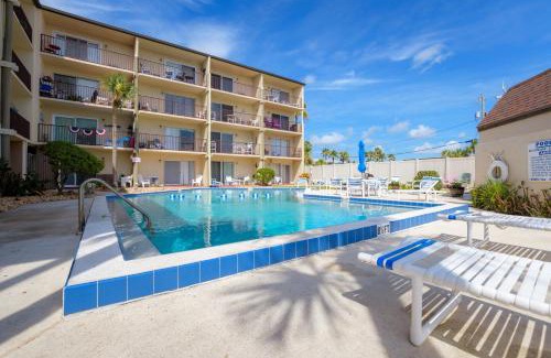 New Smyrna Beach Appartement | Stunning Ocean Views STEPS from the Beach with Pool! Fabulous 4th Floor Studio!