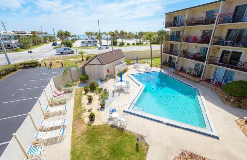 New Smyrna Beach Appartement | Stunning Ocean Views STEPS from the Beach with Pool! Fabulous 4th Floor Studio!