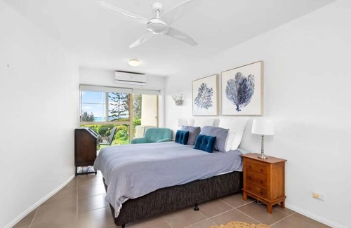 Shelly Beach Appartement | Stunning Oceanfront Apartment. Enjoy the ocean breeze, pool and private garden.