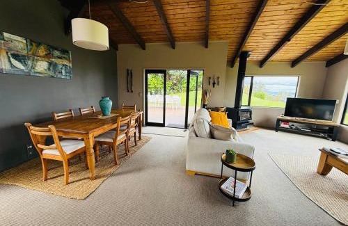 Acacia Bay Maison | Stunning panoramic Lakeview , spa pool & privacy