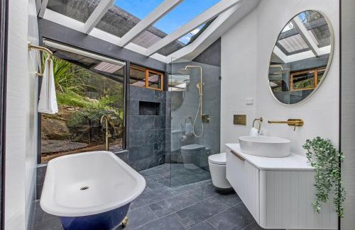 Galston Maison | Stunning Peaceful Holiday Haven with Waterfall