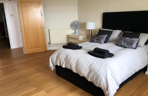 Leigh-on-Sea Appartement | Stunning Penthouse with Sea Views - Close to the Beach, Sea & Bars ,Restaurants & Shops
