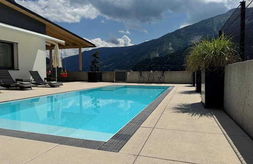 Landeck Villa | Merveilleuse maison de vacances privée avec piscine, WIFI, TV, patio, vue panoramique et parking
