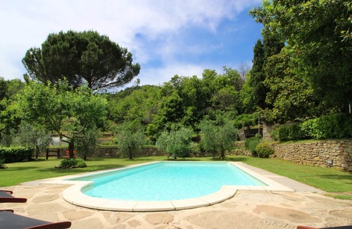 Castel Focognano Villa | Belle maison de vacances privée avec piscine privée, WIFI, TV, animaux admis et parking