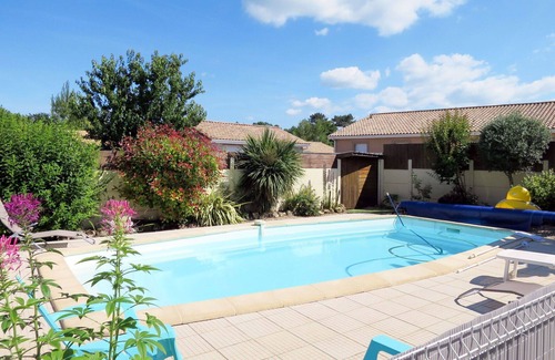 Cissac-Medoc Maison | Merveilleuse maison de vacances privée pour 5 personnes avec piscine, WIFI, TV et terrasse