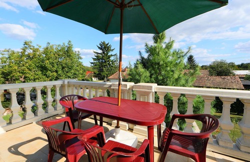 Balatonoszod Maison | Stunning private villa for 10 guests with WIFI, A/C, TV, terrace and parking