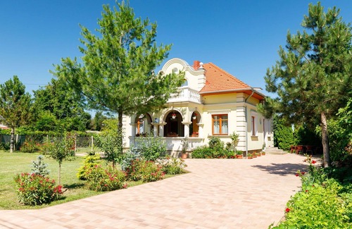 Balatonoszod Maison | Stunning private villa for 10 guests with WIFI, A/C, TV, terrace and parking