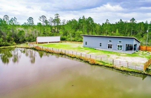 Waycross Maison | Stunning Private modern Swamp home