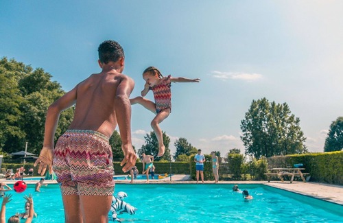 Strijensas Maison | Belle maison de vacances privée pour 4 personnes avec piscine, WIFI, TV et terrasse