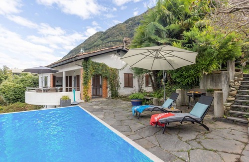Magadino Maison | Stunning private villa with private pool, WIFI, TV, patio, pets allowed and panoramic view