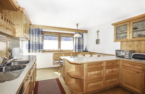 Flirsch Maison | Merveilleuse maison de vacances privée pour 10 personnes avec WIFI, TV, patio et animaux admis