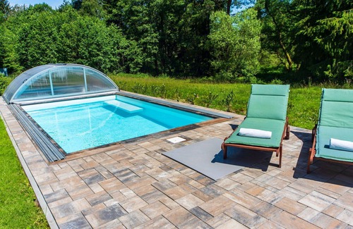 Clunek Maison | Magnifique maison de vacances privée avec piscine privée, WIFI, TV, patio et animaux admis