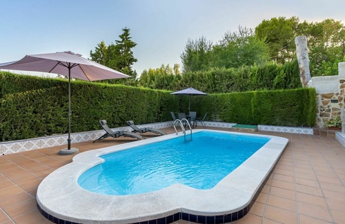 Baena Maison | Magnifique maison de vacances privée avec WIFI, climatisation, piscine privée, TV et terrasse