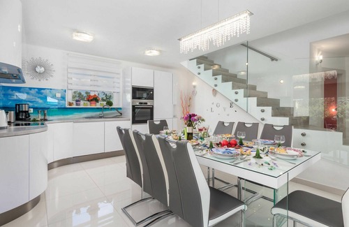 Rogocana Maison | Belle maison de vacances privée avec WIFI, climatisation, piscine privée, TV et patio
