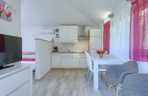 Marceljani Maison | Belle maison de vacances privée pour 2 personnes avec climatisation, WIFI, piscine, TV et terrasse