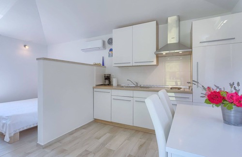 Marceljani Maison | Belle maison de vacances privée pour 2 personnes avec climatisation, WIFI, piscine, TV et terrasse