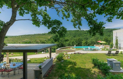 Momjan Villa | Maison de vacances privée avec climatisation, WIFI, piscine privée, terrasse, animaux admis
