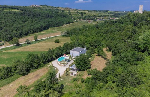 Momjan Villa | Maison de vacances privée avec climatisation, WIFI, piscine privée, terrasse, animaux admis
