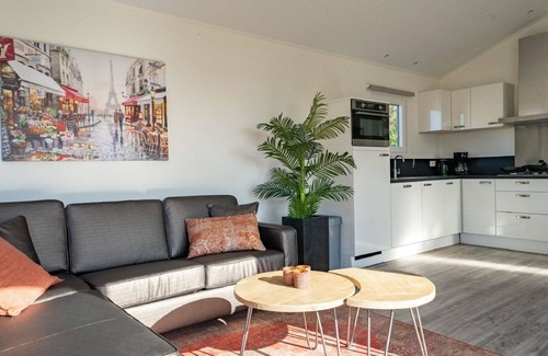 Linden Maison | Stunning private villa for 4 guests with WIFI, TV, terrace and parking