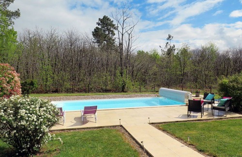Blanquefort-sur-Briolance Villa | Maison de vacances privée avec bain à remous, piscine privée, WIFI, TV, terrasse, animaux admis