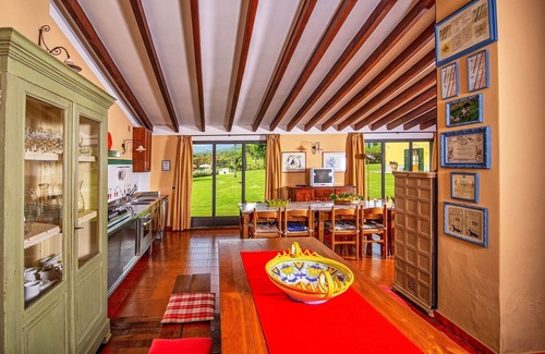 Porrena Villa | Maison de vacances privée avec WIFI, piscine privée, TV, patio, animaux admis, vue panoramique