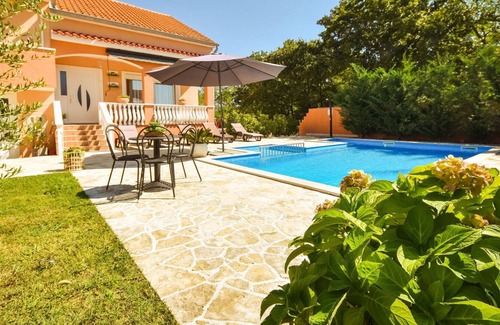Brisevo Maison | Maison de vacances privée avec climatisation, WIFI, piscine privée, TV, animaux admis, parking