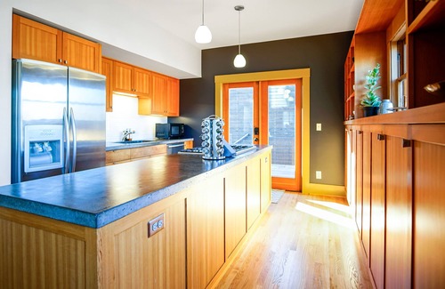 Foster - Powell Maison | Stunning Remodeled 5-BR Craftsman. 4x King Beds + 2x Twin XL! With AC & Laundry