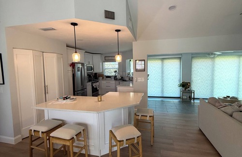 North Naples Appartement | Stunning Renovated 2BR/2BA in Beachwalk - Steps to Vanderbilt Beach