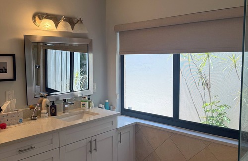 North Naples Appartement | Stunning Renovated 2BR/2BA in Beachwalk - Steps to Vanderbilt Beach