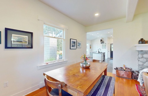 Vashon Island Maison | Stunning restored farmhouse with firepit, deck and loungers & gas grill