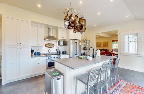 Vashon Island Maison | Stunning restored farmhouse with firepit, deck and loungers & gas grill