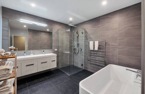 Waiatarua Maison | ★ Retraite paisible et moderne au sommet d'une colline près de Henderson, Titirangi, Piha et Karekare ★