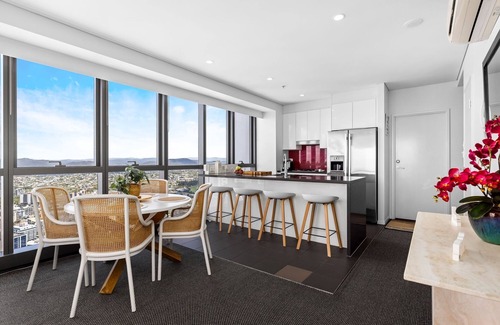 Brisbane Central Business District Appartement | Stunning River View 2-Bed with Pool, Sauna and Gym