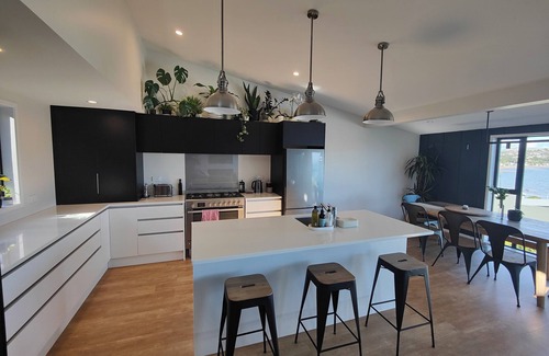 Plimmerton Maison | Stunning sea Views in a Lovely Beachside Plimmerton