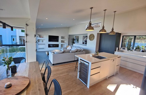 Plimmerton Maison | Stunning sea Views in a Lovely Beachside Plimmerton