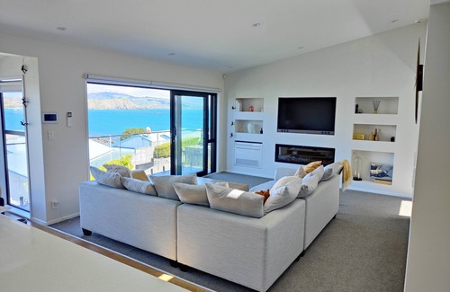 Plimmerton Maison | Stunning sea Views in a Lovely Beachside Plimmerton