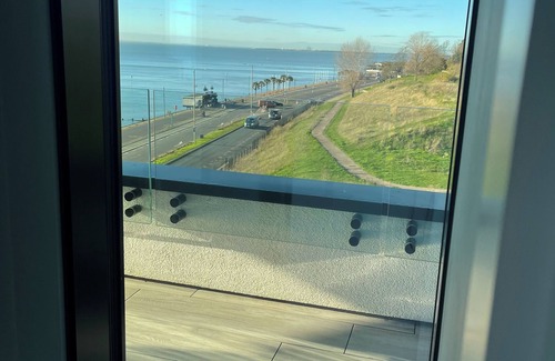 Southend-on-Sea Appartement | Stunning Seafront Penthouse With Panoramic South Facing Views Over the Estuary