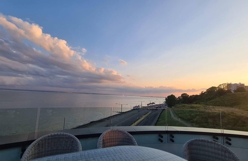 Southend-on-Sea Appartement | Stunning Seafront Penthouse With Panoramic South Facing Views Over the Estuary